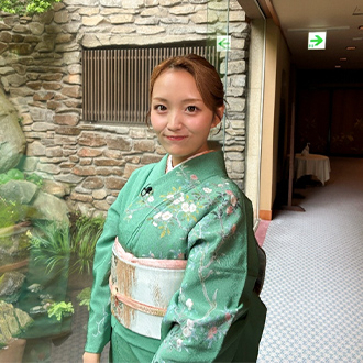 番組を進行するタレント「ねお」